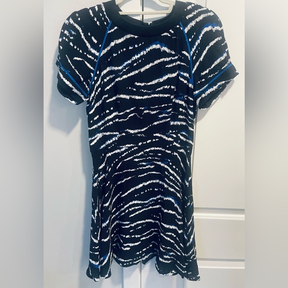 French Connection Tapir Wave Crepe Short Sleeve
Crew Neck Dress Size 6 - Picture 6 of 9